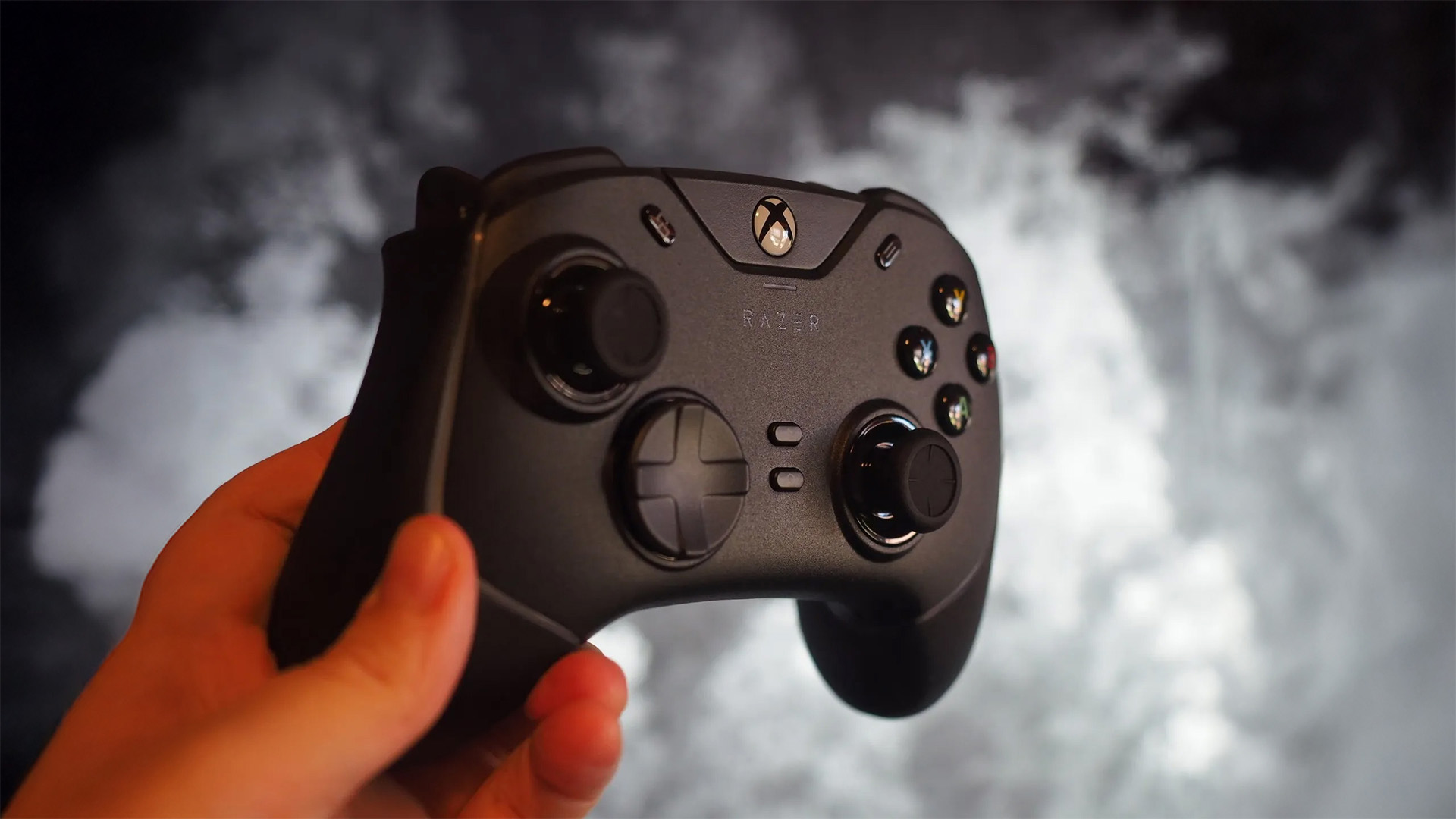 Razer Wolverine V2 Chroma denetleyicisi elinde