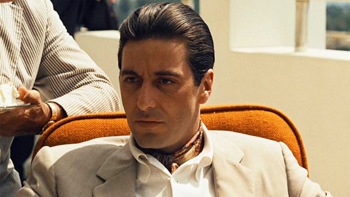 Al Pacino, Michael Corleone rolünde "The Godfather Part II"de ciddi görünüyor.