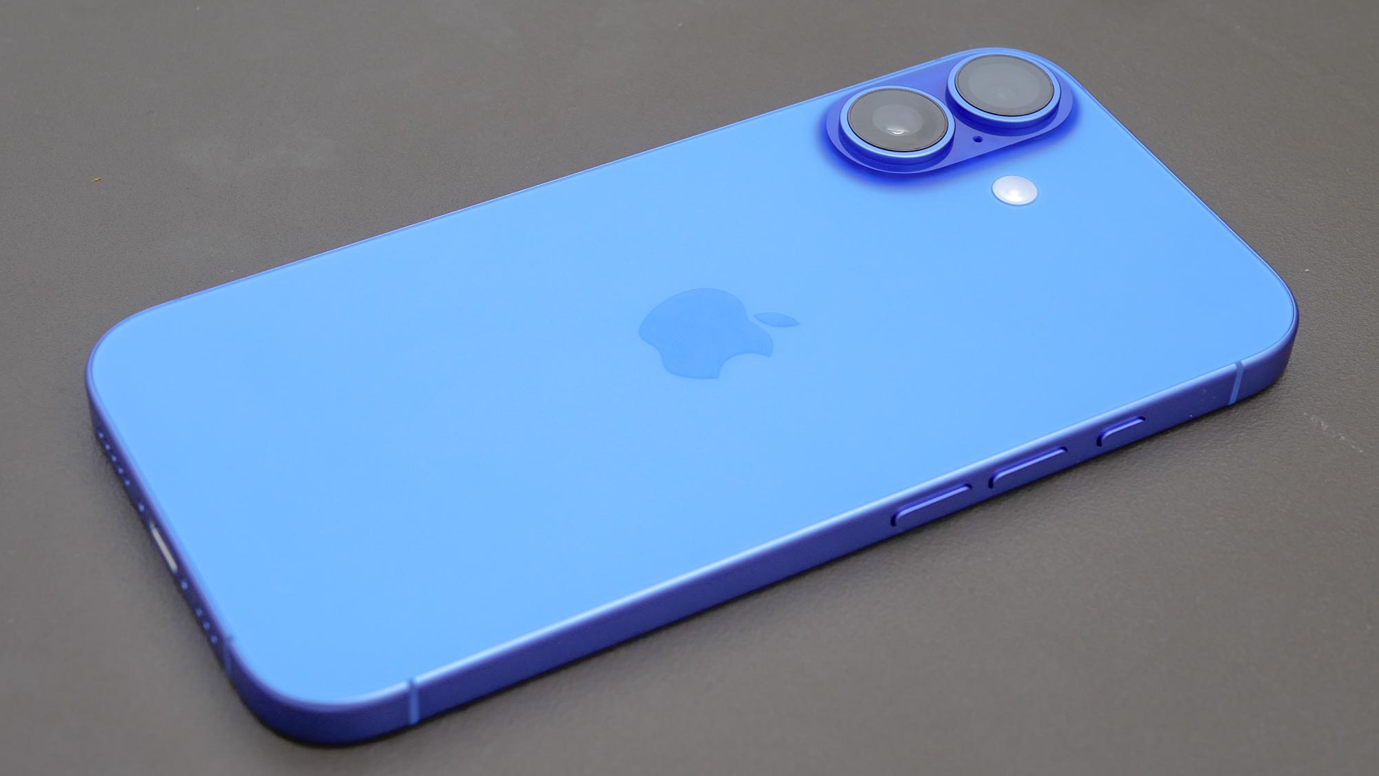 Elinde tutulan Apple iPhone 16.