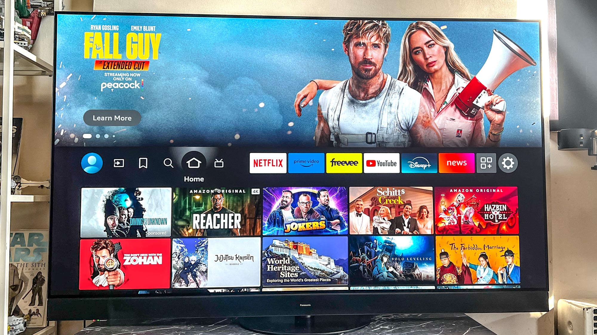 Panasonic Z95A OLED TV oturma odasındaki standda