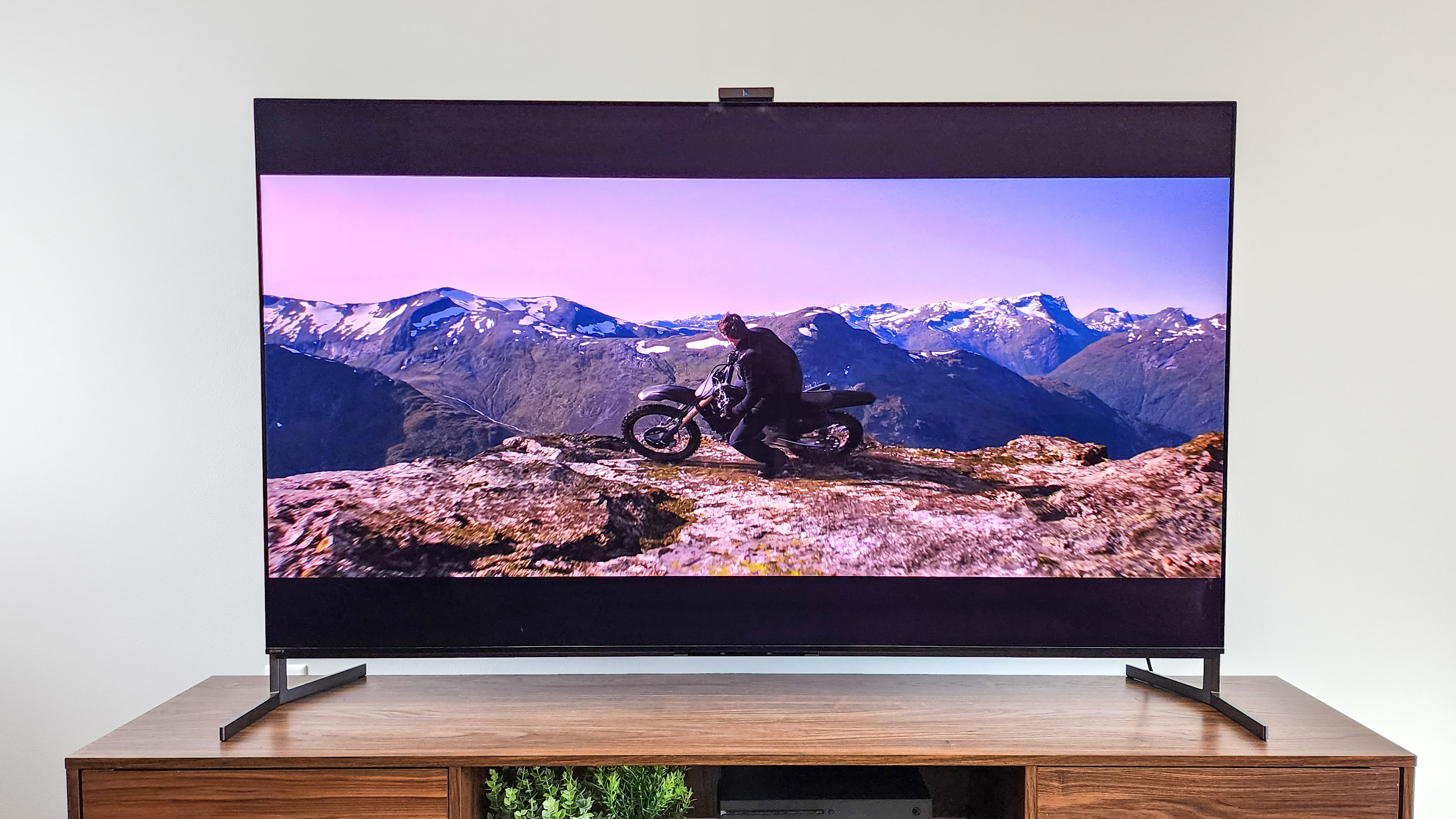 Oturma odasında Sony Bravia XR A95L QD-OLED TV