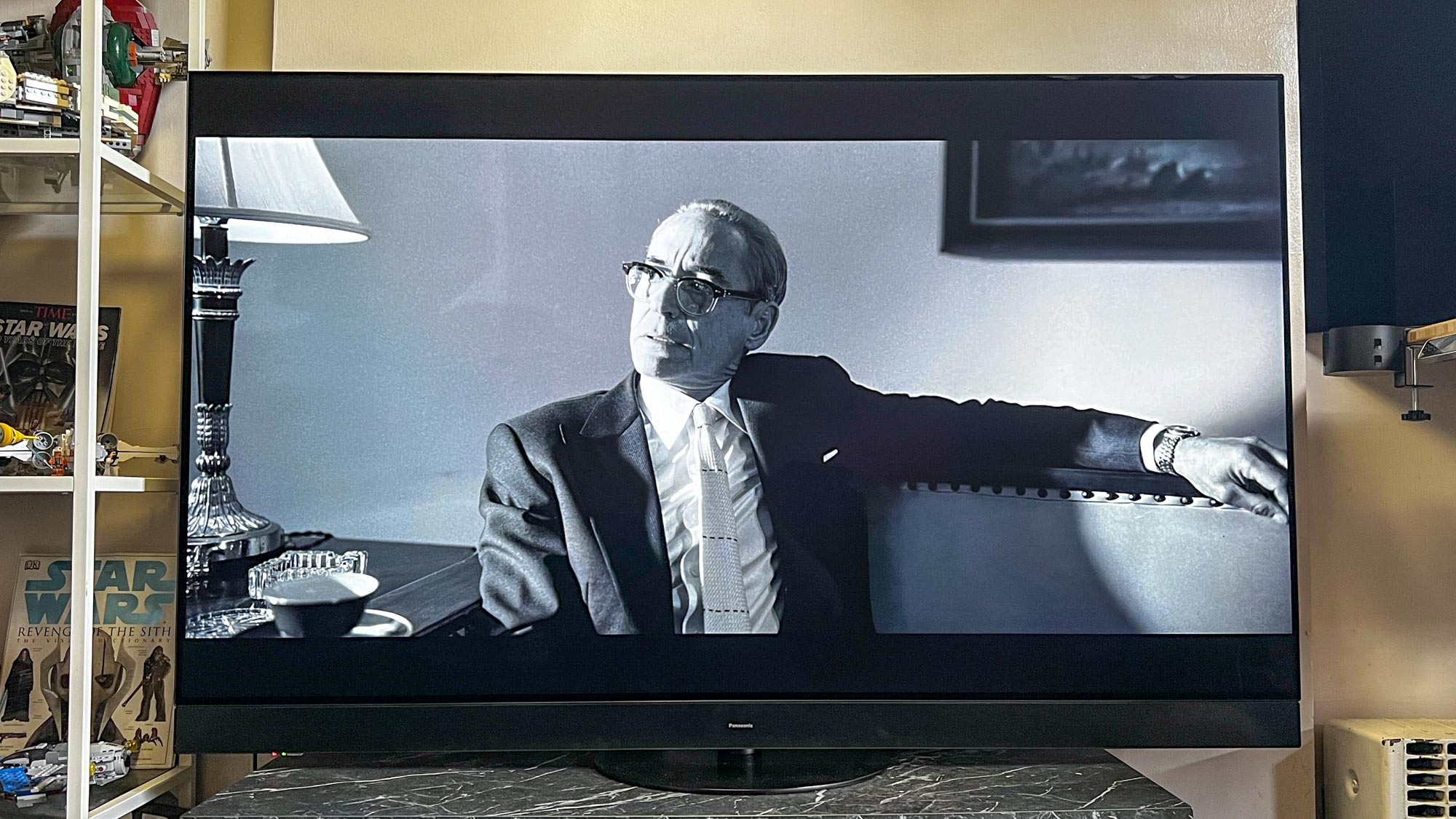 Panasonic Z95A OLED oturma odasındaki standda