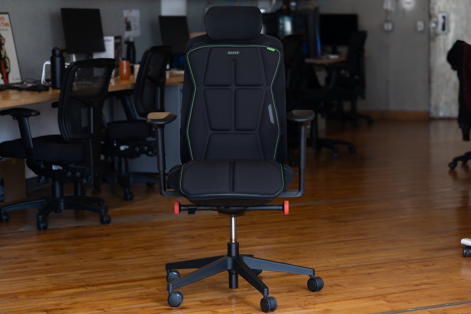 Razer Freyja Haptics sandalyesi ofis alanında