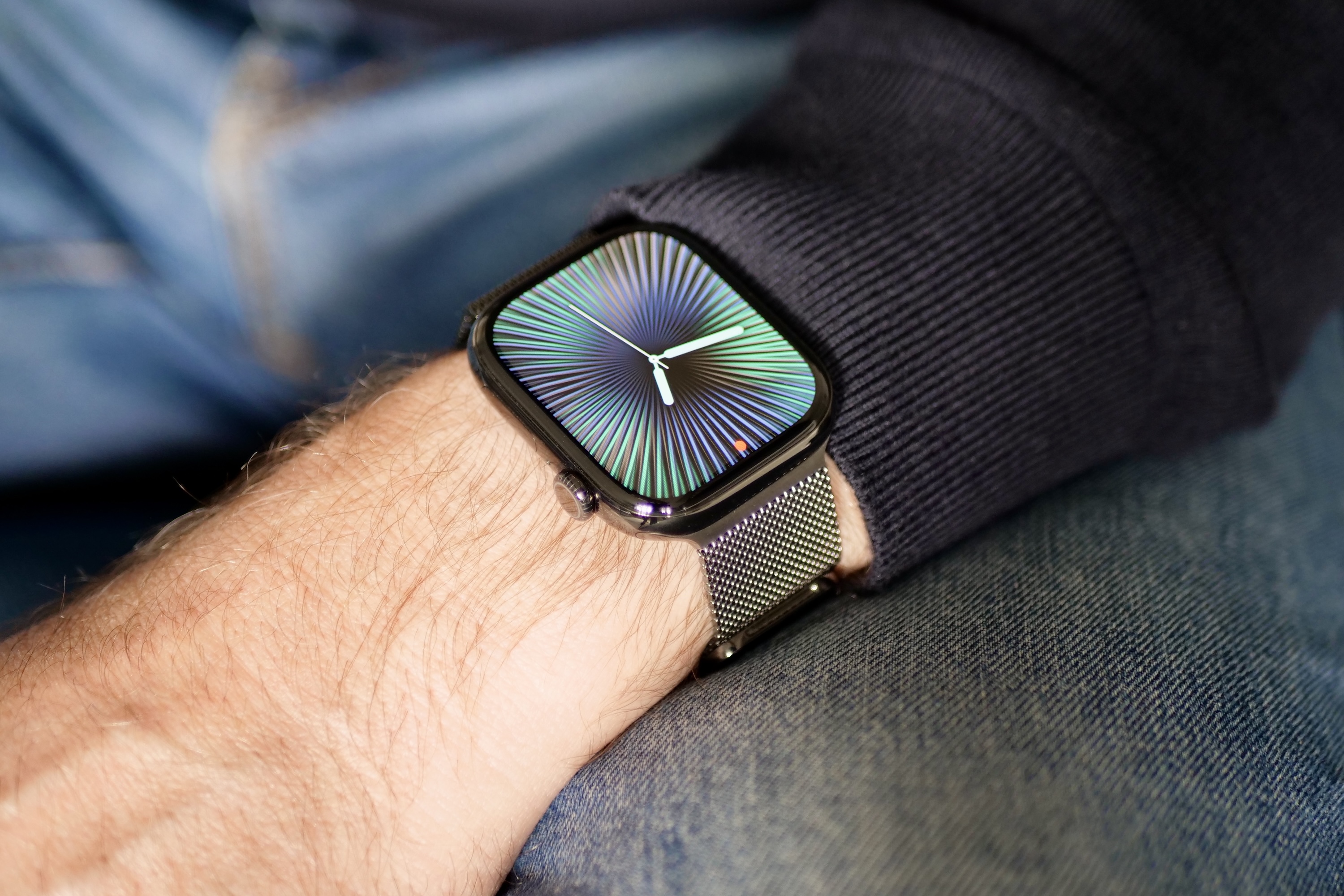 Titanyum Apple Watch Series 10 takan bir kişi.