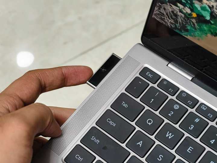 Honor MagicBook Art 14 Snapdragon kamera modülü.