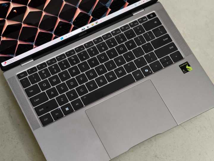 Honor MagicBook Art 14 Snapdragon klavye ve trackpad.