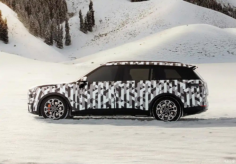 Geely, Li Auto L9 ve Aito M9'a bir rakip hazırlıyor. Büyük Lynk & Co SUV canlı fotoğraflarla yakalandı ve resmi olarak Rusya'ya gelebilir