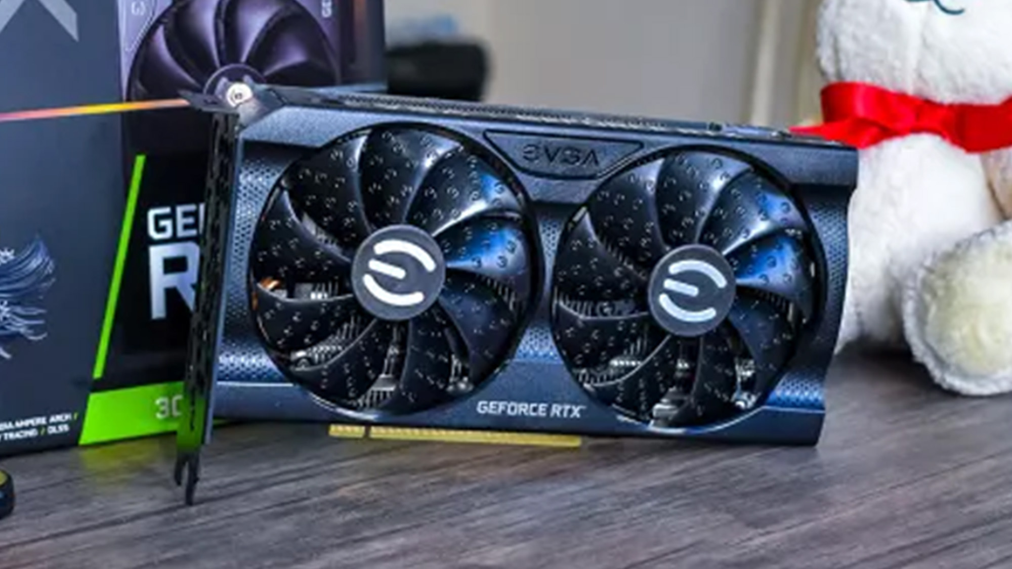 Perakende ambalajının önündeki masada bir EVGA RTX 3060