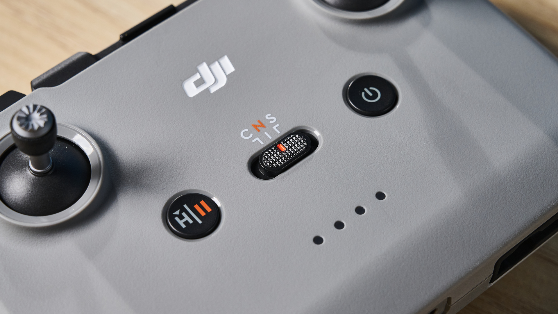 Kameralı gri bir DJI Neo drone