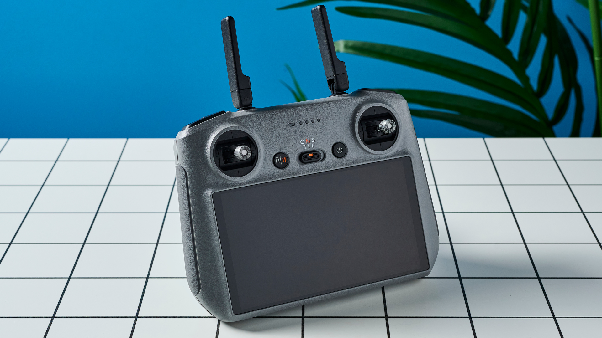 Koyu gri bir DJI Air 3S drone