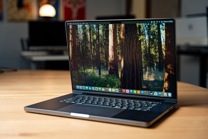 MacBook Pro 16 inç masanın üzerinde.