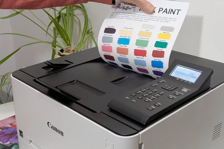 Color imageClass LBP633Cdw'nin başparmak sürücüsü bağlantı noktası tasarımı kullanışlıdır ancak dosya seçici sezgisel değildir.