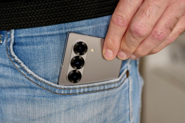 Cebinden Samsung Galaxy Z Fold 6'yı çıkaran bir kişi.