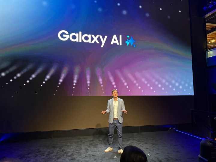 iPhone 16 Pro ile çekilmiş bir Samsung Galaxy AI açılış konuşmasının fotoğrafı.
