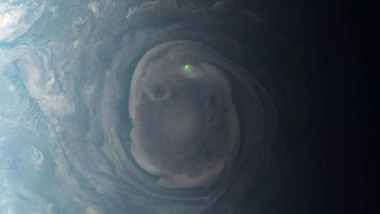Bir astrofotoğrafçı, Jüpiter'de Dünya'dan daha geniş olan ve yeşil şimşekler saçan şimşek fırtınalarını yakalıyor.
