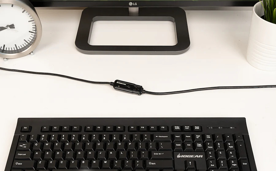 Klavyenin önünde bulunan IOGear USB 2.0 Güçlendirici Uzatma Kablosu