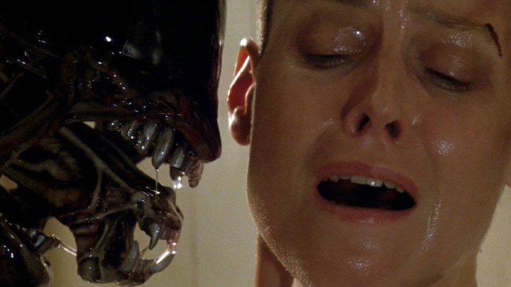 Alien 3'te bir ksenomorf Sigourney Weaver'ın Ripley'ini tehdit ediyor.