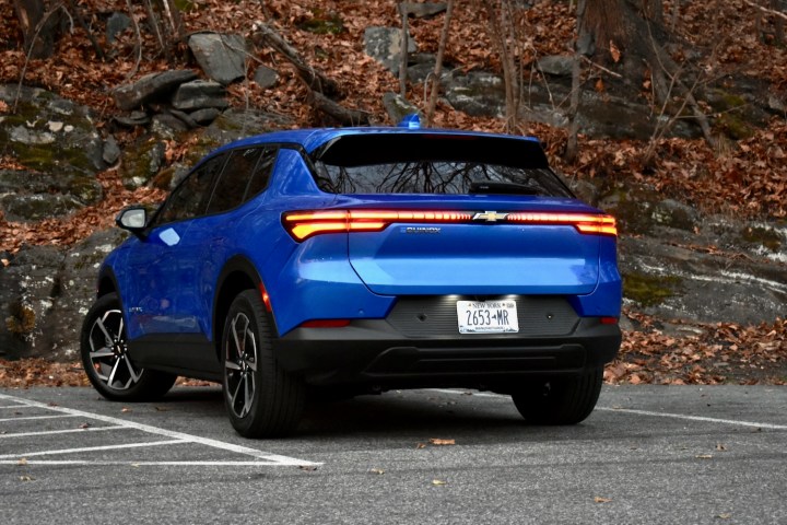 2025 Chevrolet Equinox EV arka çeyrek görünümü.