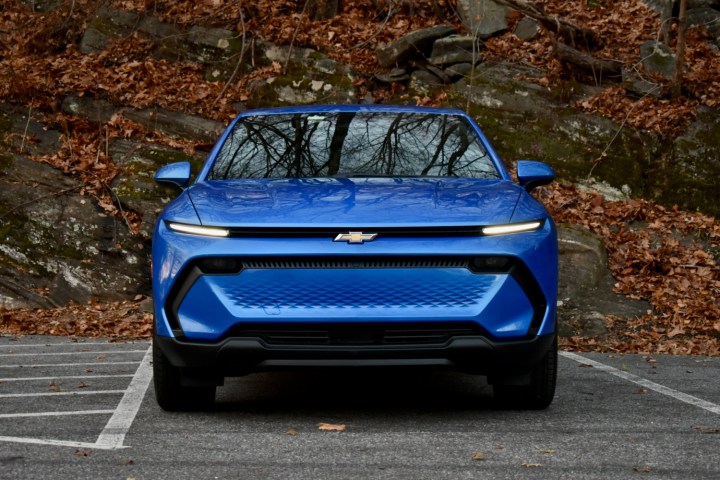 2025 Chevrolet Equinox EV'nin önden görünümü.
