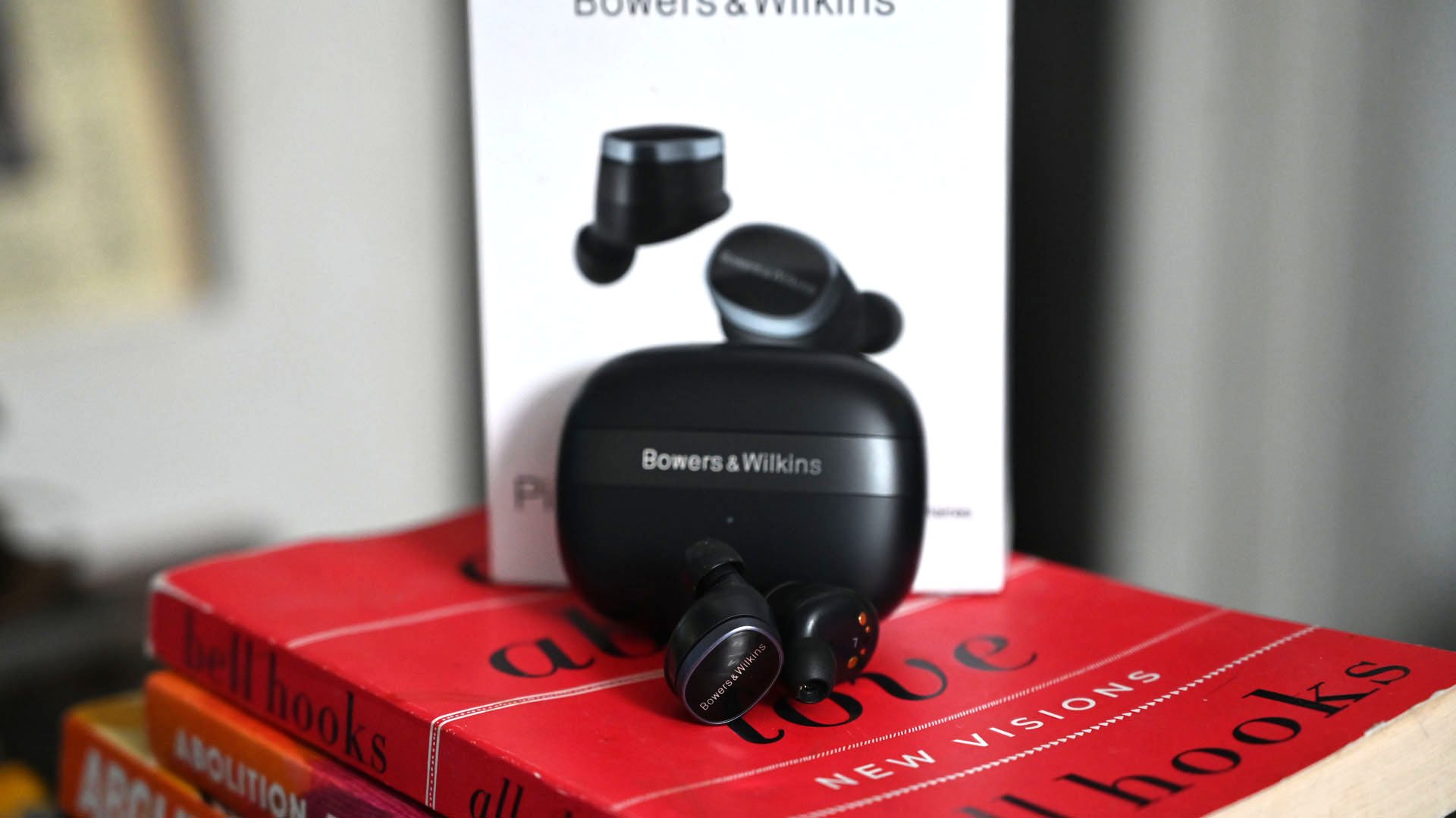 Bowers & Wilkins Pi8 kulaklıkların şarj kutusu ve kutusuyla birlikte görüntüsü