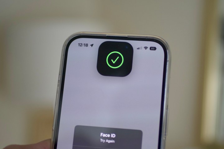 iPhone 14 Pro'nun Dinamik Adası'ndaki Face ID onay simgesi.