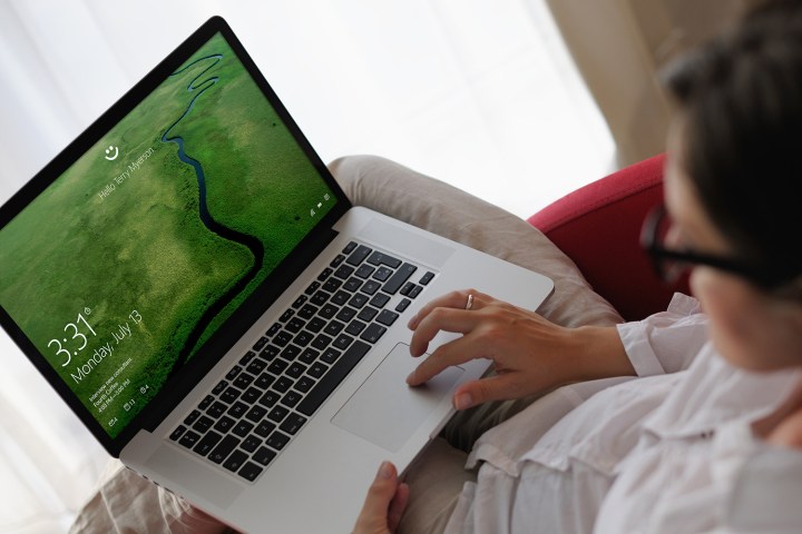 Windows Hello yüklü bir dizüstü bilgisayar kullanan bir kişi.
