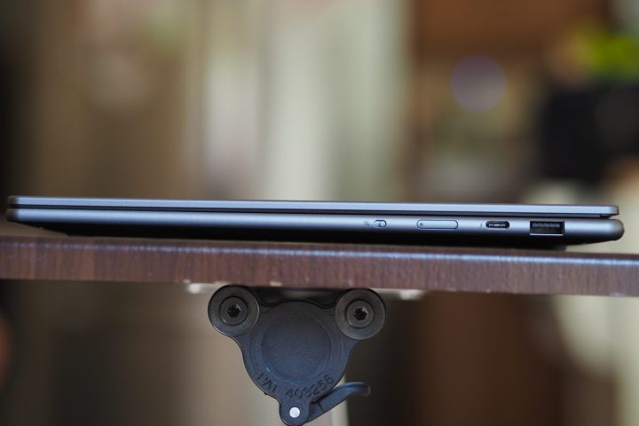 Bağlantı noktalarını gösteren Lenovo Yoga Slim 7i Aura Edition'ın sağ yandan görünümü.