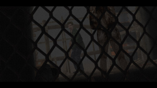 sessiz tepe-2-yeniden yapım-2 Silent Hill 2'de James bir canavarla yüzleşirken kamera zincirli çitin arkasından bakıyor.