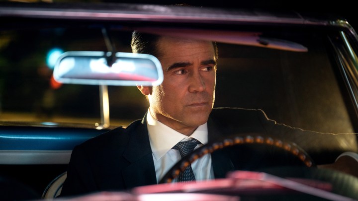 Apple TV+'ta yayınlanan Sugar dizisinde Colin Farrell bir arabanın direksiyonunda oturuyor.