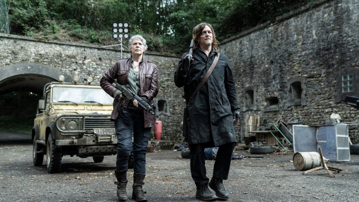 The Walking Dead: Daryl Dixon - The Book of Carol'da Carol ve Daryl silahlarla yürüyor.