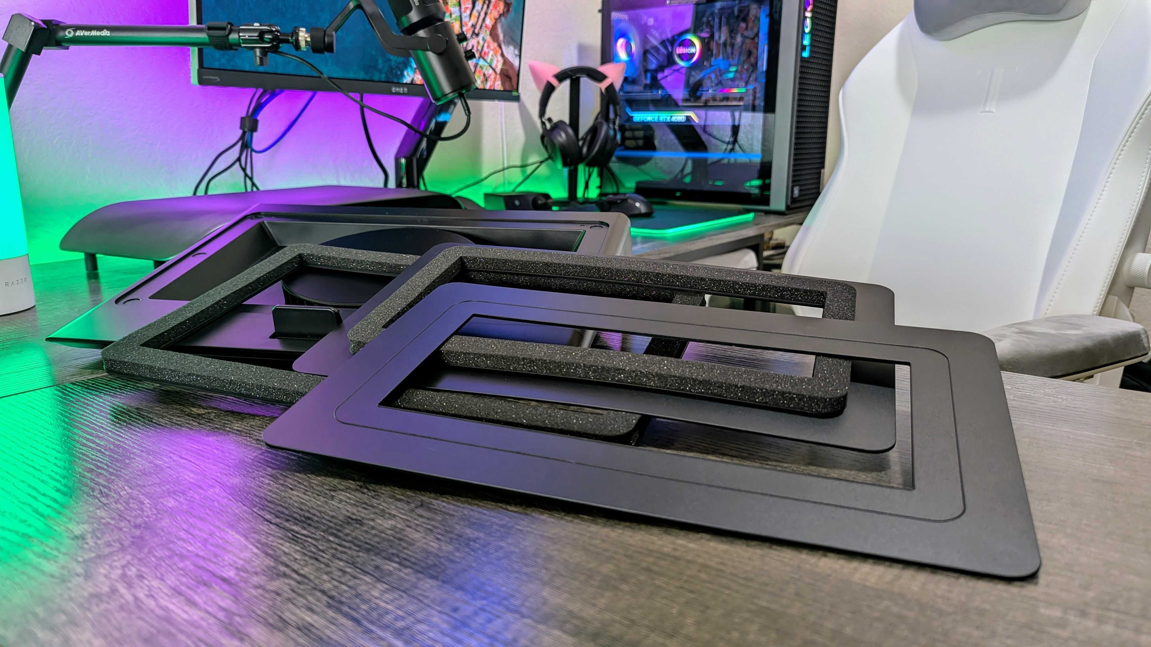 Razer Dizüstü Bilgisayar Soğutma Pedi, üç manyetik çerçevesinin de üst üste yerleştirildiği bir masanın üzerinde.