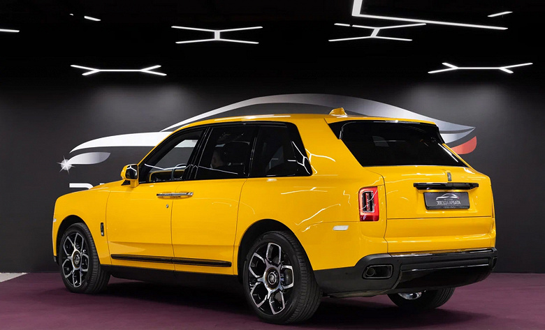 Moskova'dan ilham alan özel bir Rolls-Royce Cullinan Black Rozeti Rusya'da satılıyor