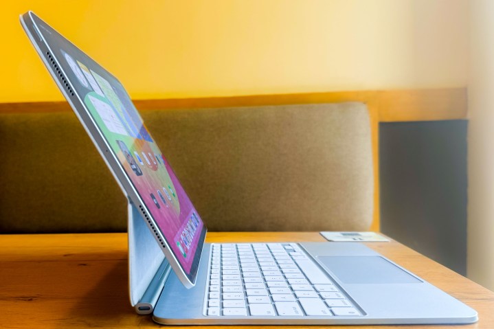 M4 iPad Pro'nun yandan kenar görünümü.