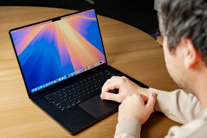 MacBook Pro M4 kullanan biri.
