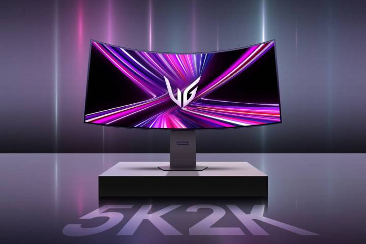 Stand üzerinde kavisli bir UltraGear oyun monitörü.