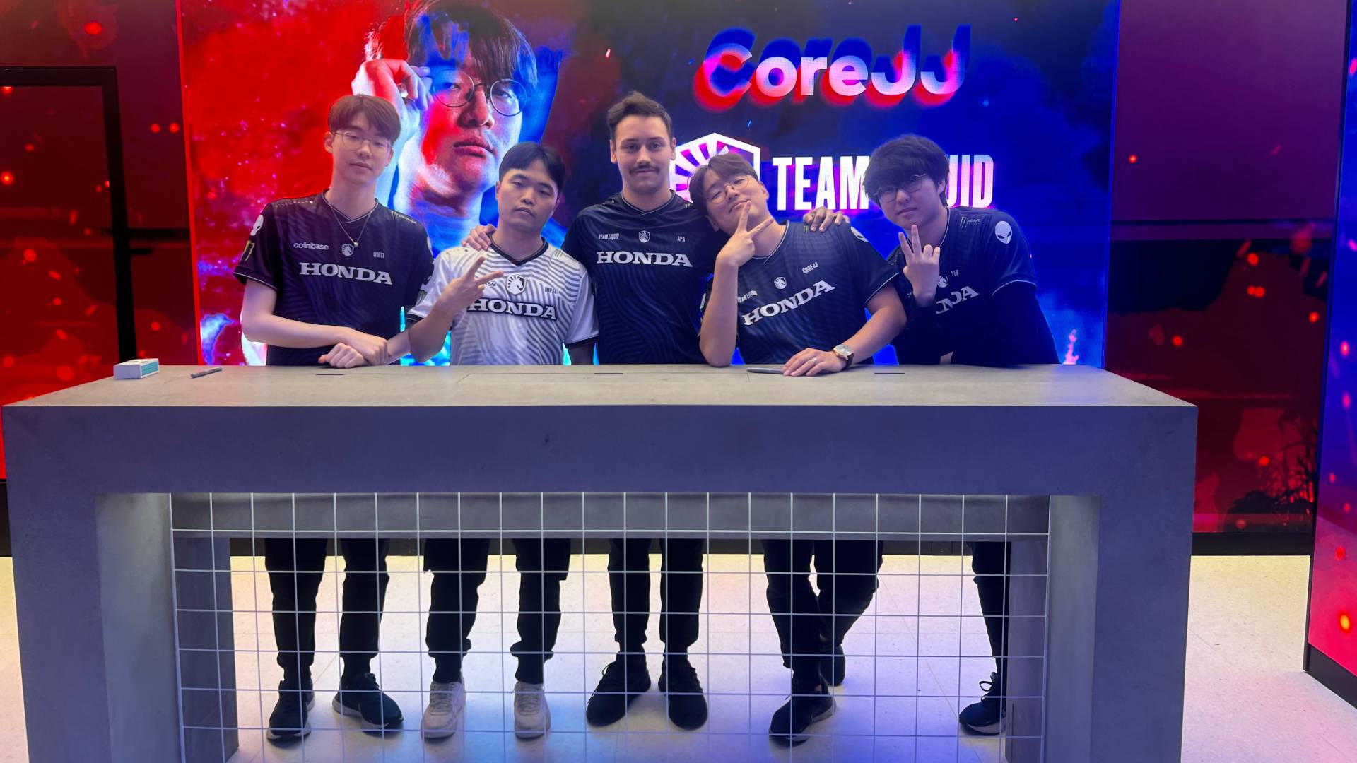 efsaneler ligi-dünyalar-takım-sıvı-röportajı Team Liquid'in League of Legends kadrosunun masada durduğu bir görüntü