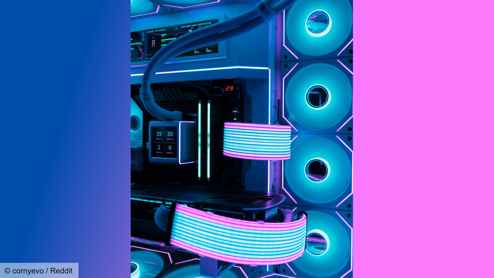 Fanlara ve RGB kablolara sahip Tron benzeri oyun bilgisayarı