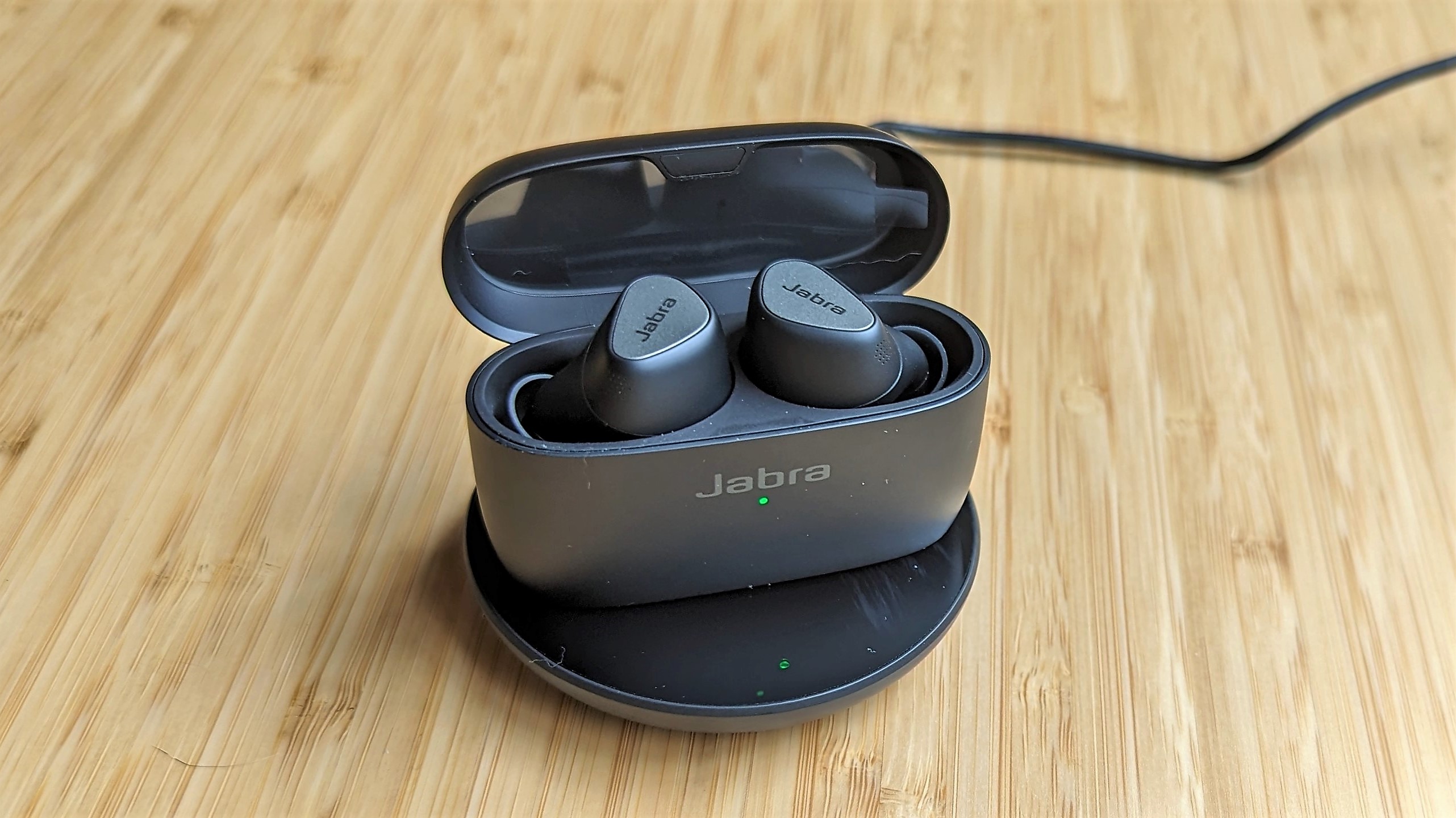 Jabra Connect 5T, masanın üzerindeki şarj kutusunda