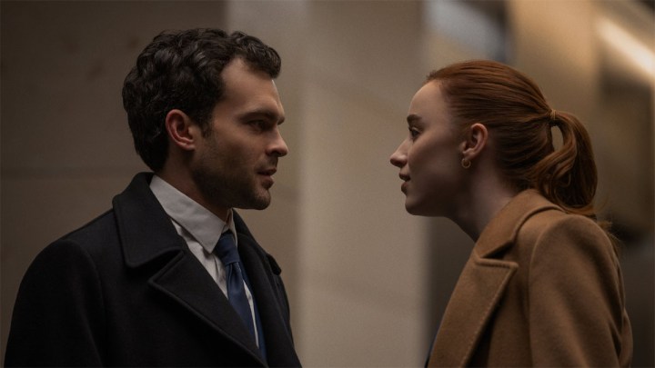 Alden Ehrenreich ve Phoebe Dynevor, Fair Play'de konuşan Emily ve Luke rolünde.
