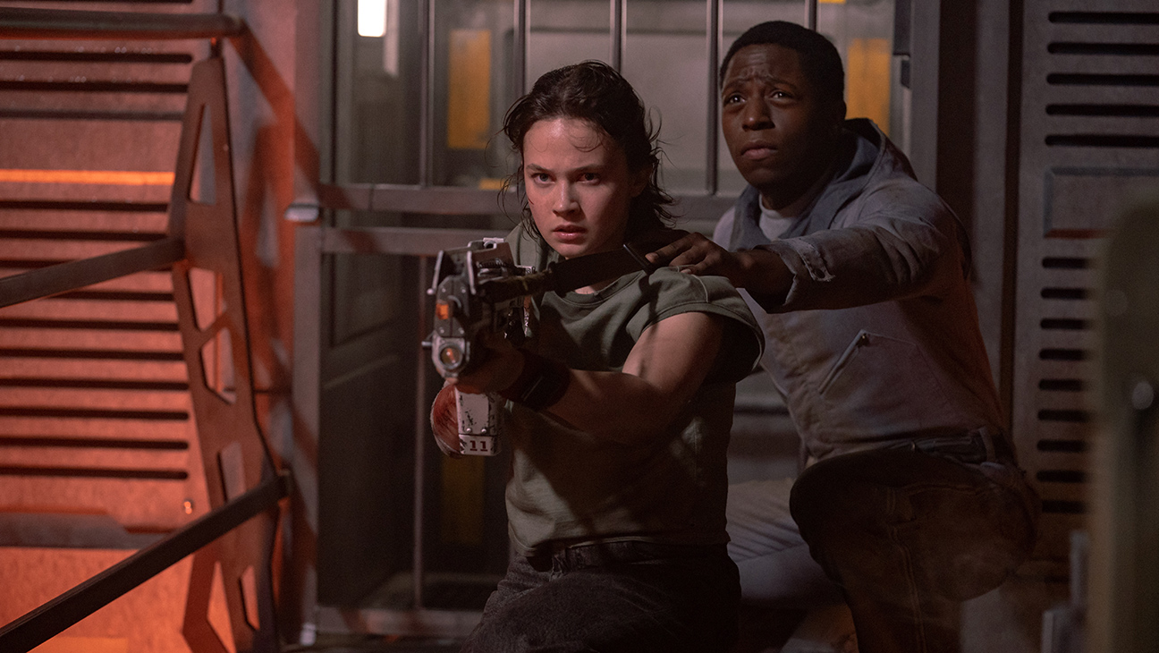 (LR): 20th Century Studios'un Alien Romulus filminde Rain Carradine rolünde Cailee Spaeny ve Andy rolünde David Jonsson