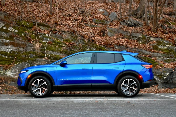 2025 Chevrolet Equinox EV profil görünümü.