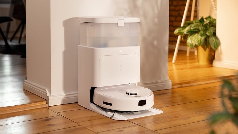 İstasyondaki Ecovacs N30 Pro Omni robot elektrikli süpürge