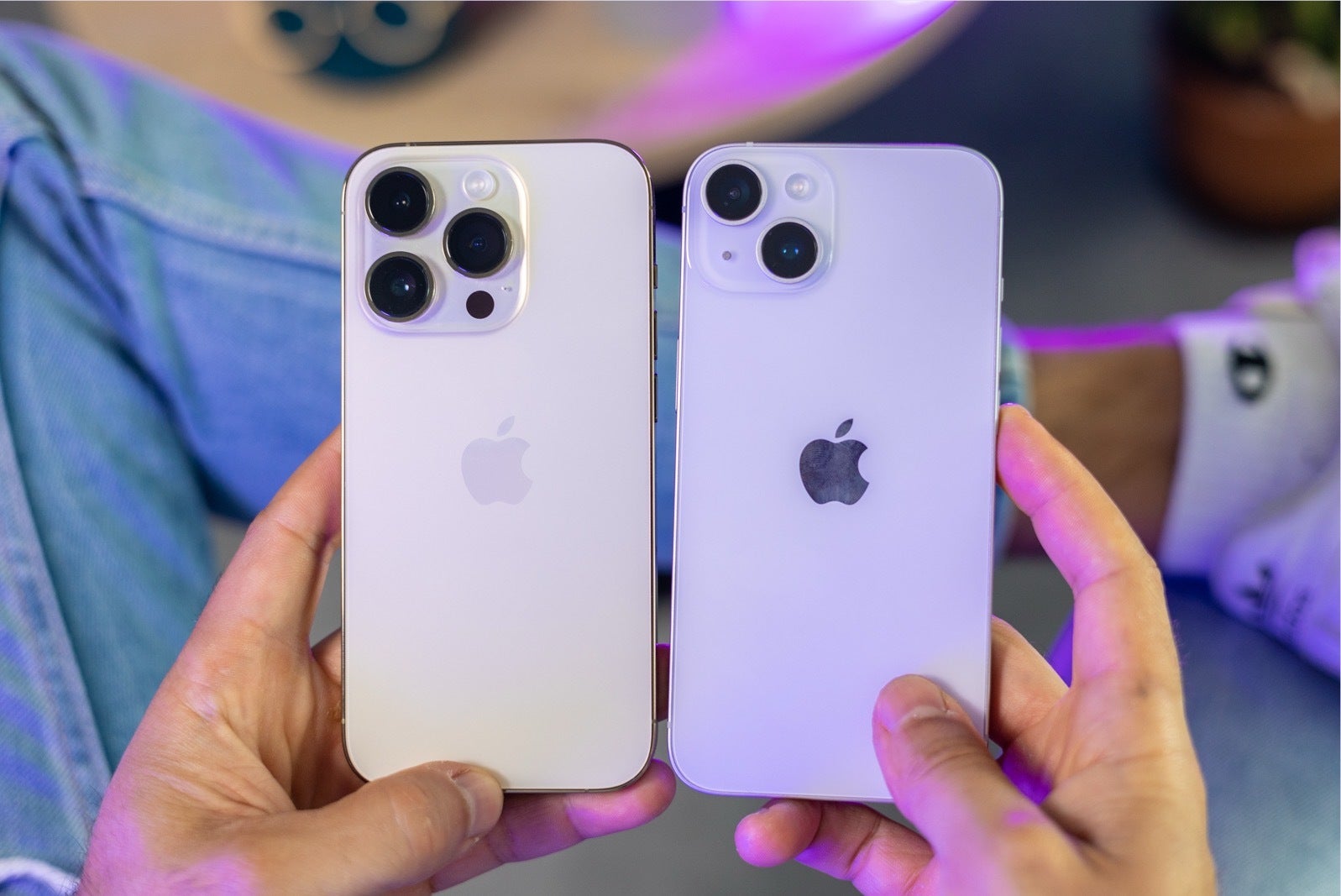 iPhone 14 Pro ve iPhone 14'ün yan yana tutulmuş görüntüsü