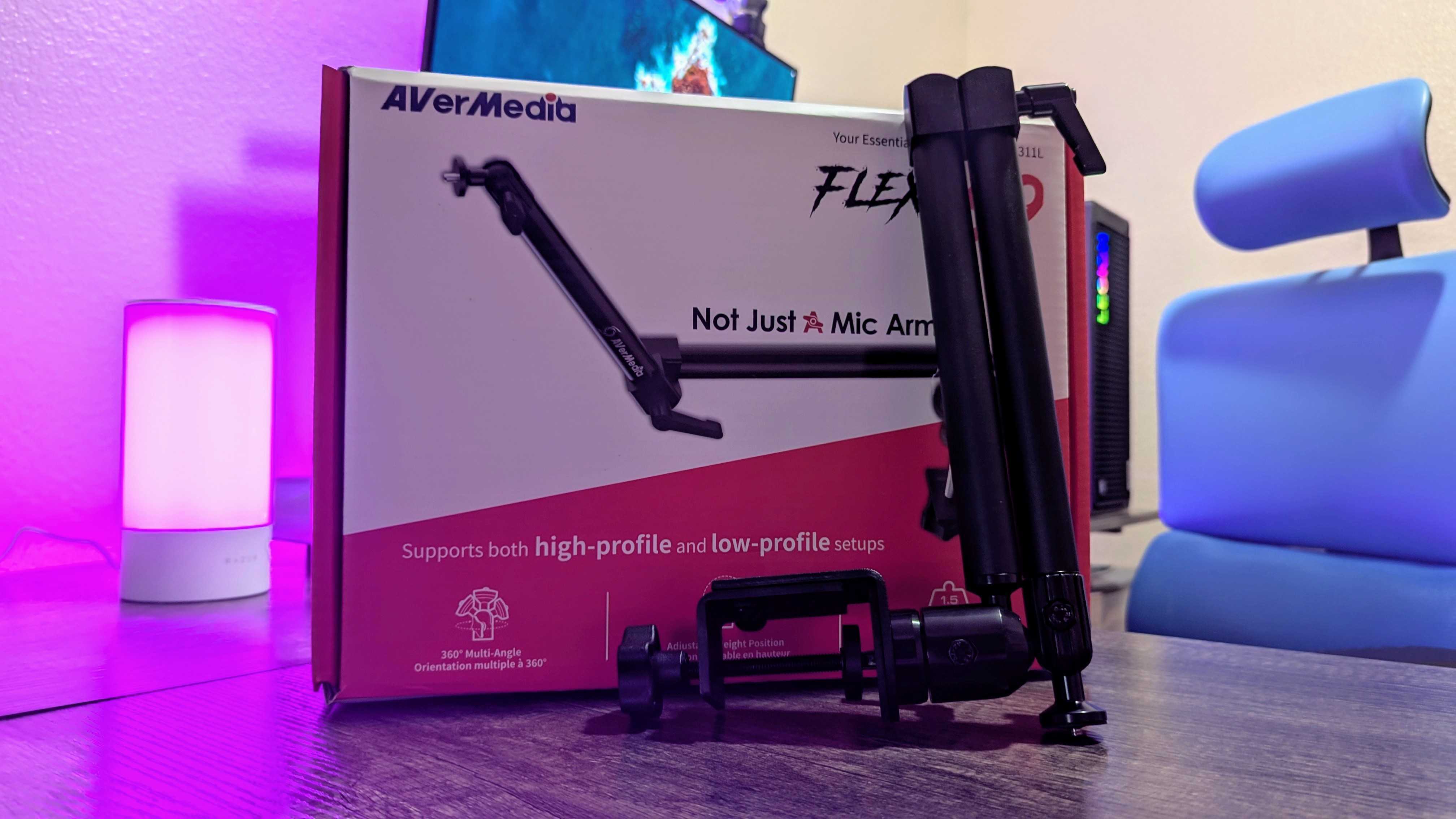 AVerMedia FLEXI go (BA311L) mikrofon kolu, ambalajının önünde demonte haldedir.