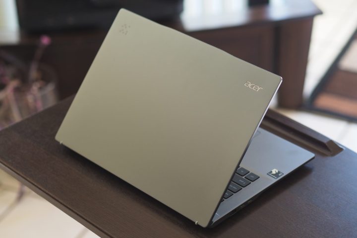 Kapağı ve logoyu gösteren Acer Swift Go 14 AI arka görünümü.