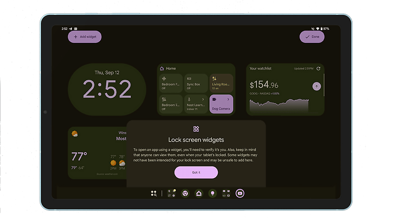 Karanlık bir arayüzde saat, hava durumu ve widget seçeneklerini gösteren Google Pixel tablet.