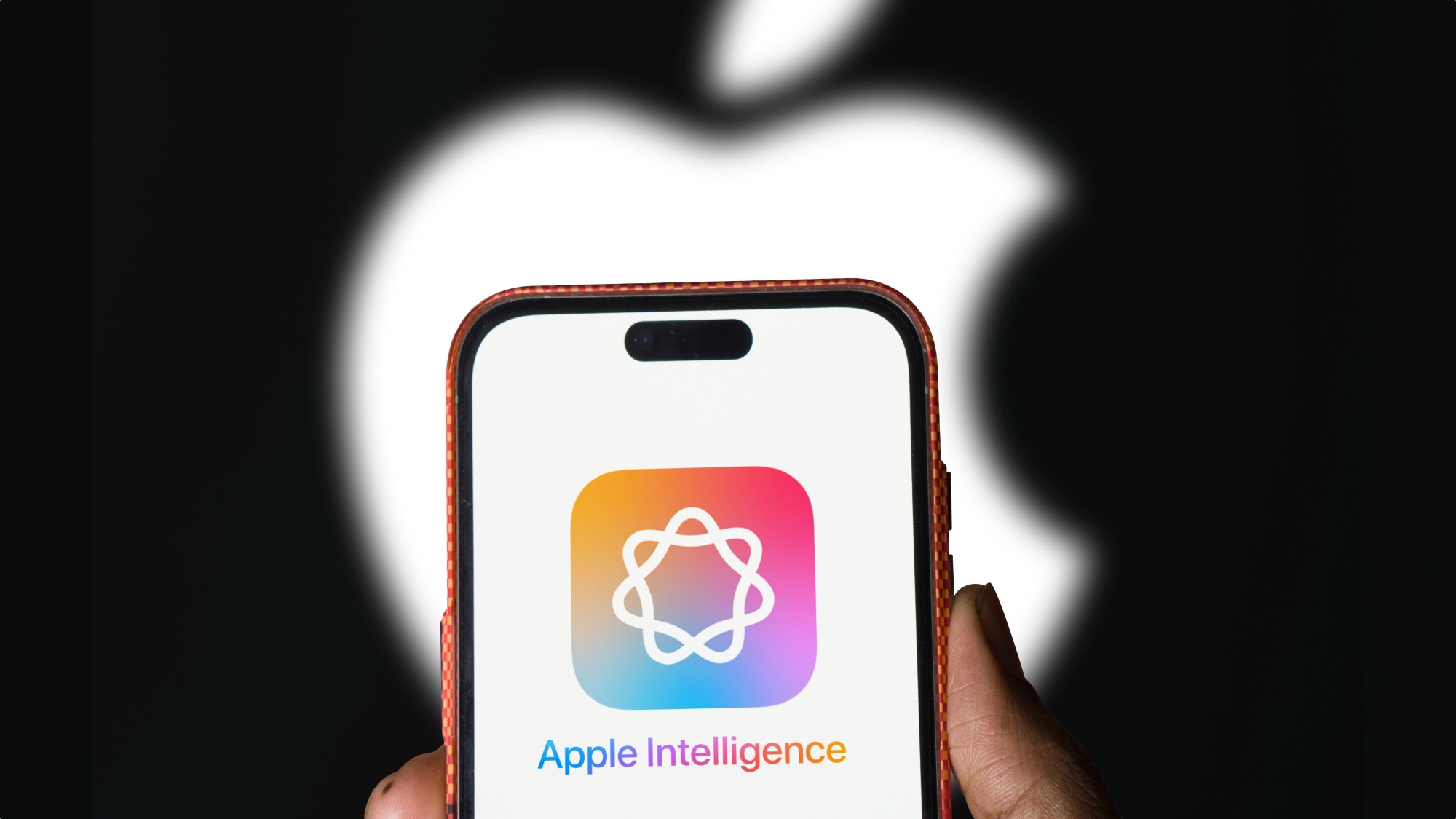 iPhone'da Apple Intelligence logosu ve arka planda Apple logosu