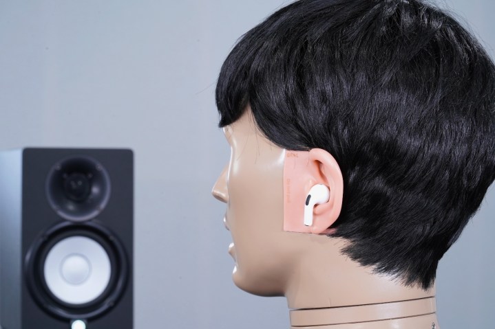 Apple AirPods Pro 2 bir test mankenine takılmıştır. Manken, AirPods Pro 2'nin işitme yardımı özelliklerini değerlendirmek için kullanılır.