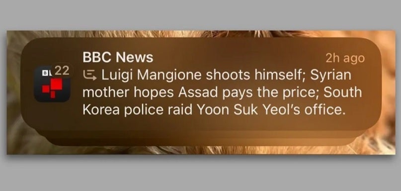 Bildirim, BBC hikayesini alıyor ve bunu yanlış bir şekilde özetlemek için yapay zekayı kullanıyor. | Resim kredisi-BBC - Apple'ın yapay zeka özelliklerinden biri, sahte haberler yaymasının ardından BBC tarafından saldırıya uğradı