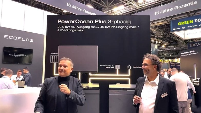 İki adam bir ticaret fuarında EcoFlow'un PowerOcean Plus güneş enerjisi çözümünü teknik özellikleri sergilenerek sunuyor.